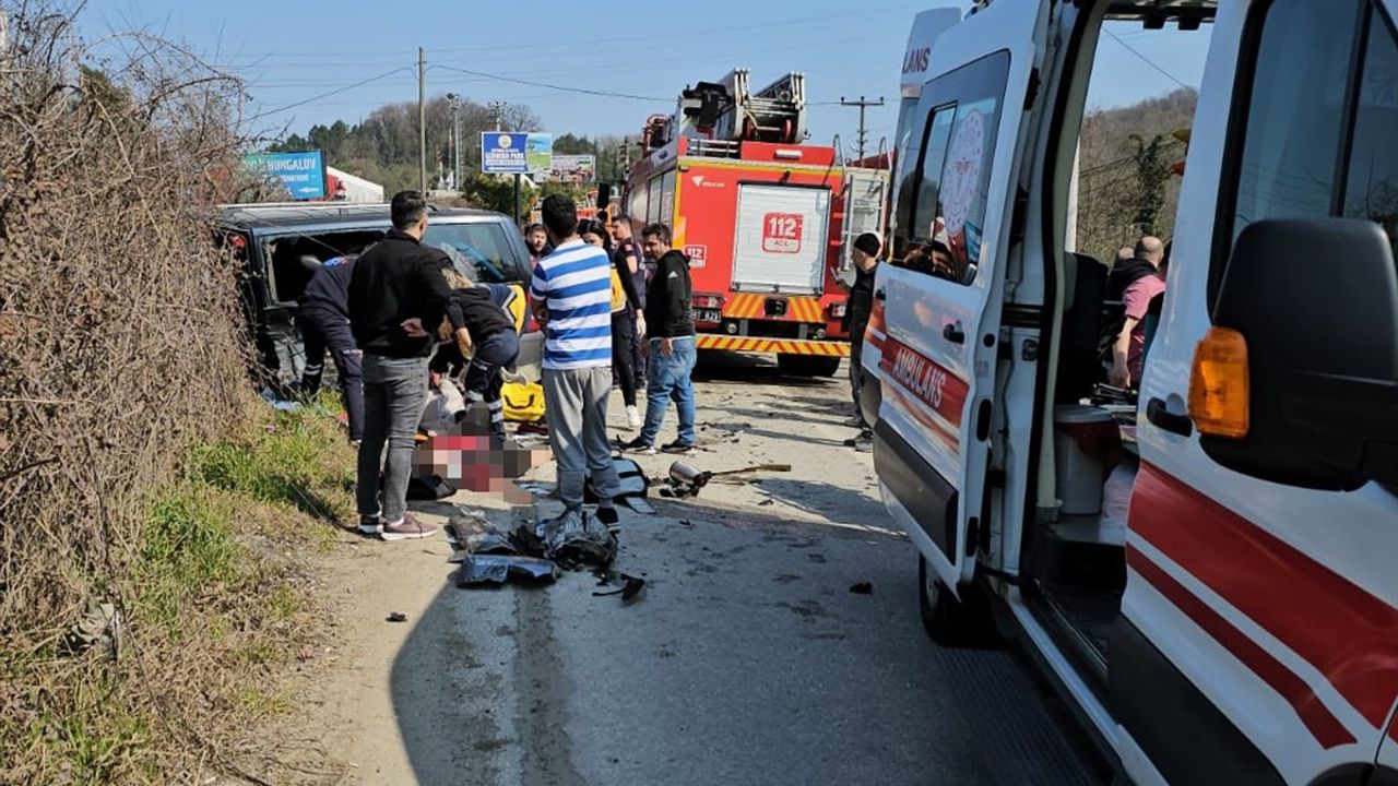 Sakarya'da Otomobil ve Hafif Ticari Araç Çarpıştı: 10 Yaralı