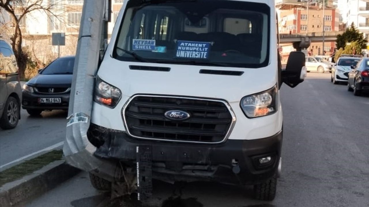 Samsun'da Elektrik Direğine Çarpan Minibüsün Sürücüsü Hayatını Kaybetti