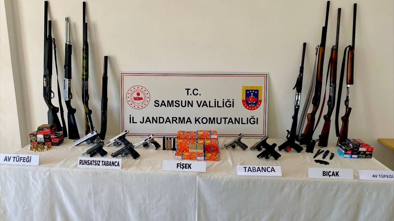 Samsun'da Kaçak Silah Ticareti Operasyonu: 8 Zanlı Yakalandı