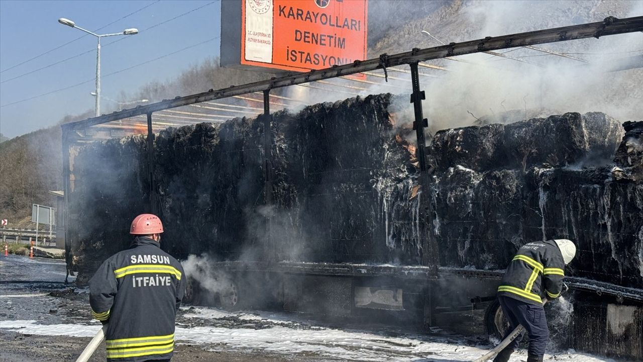 Samsun'da Seyir Halinde Tır Alev Aldı