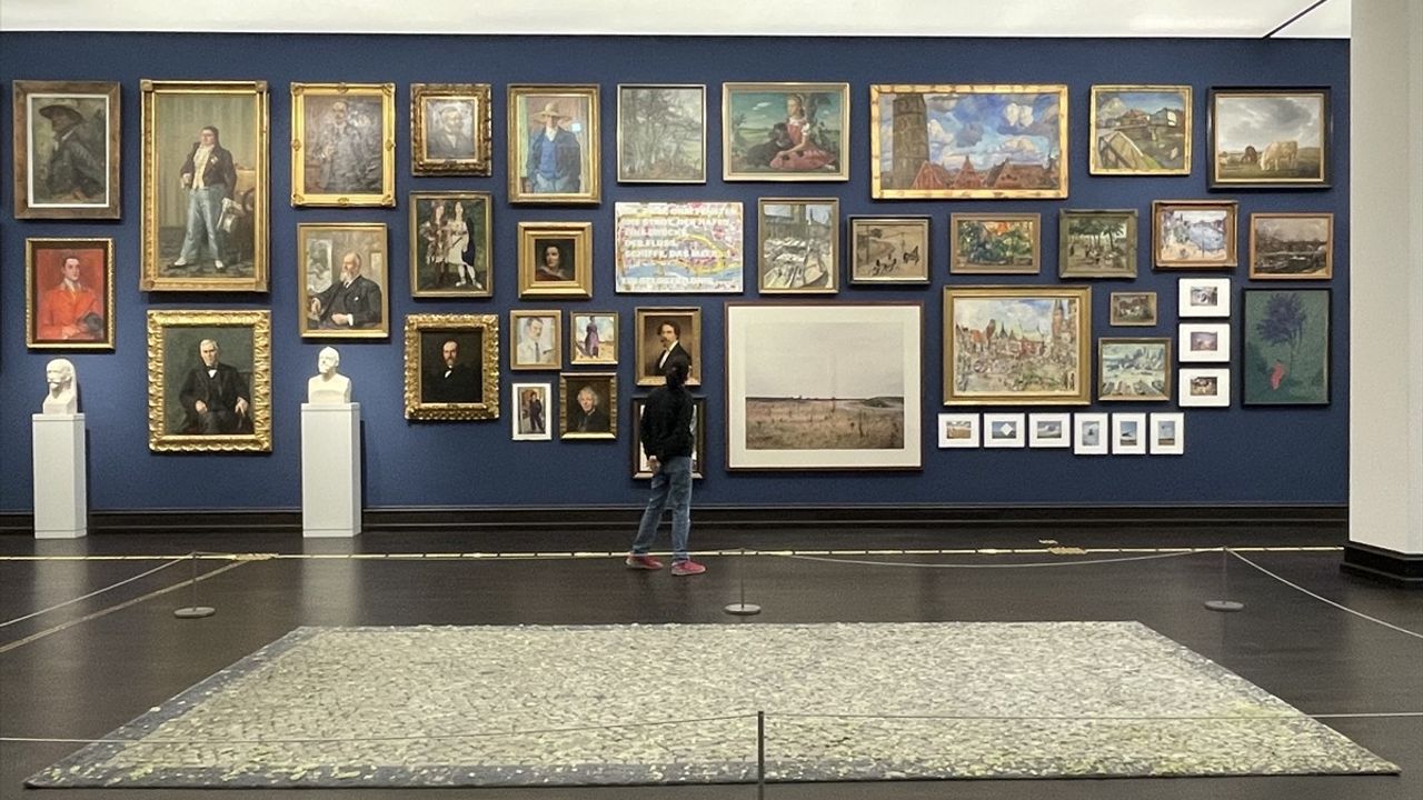 Sanatçı Sultan Adler'in 'Boş Alan' Halısı Bremen Sanat Müzesi'nde Sergileniyor