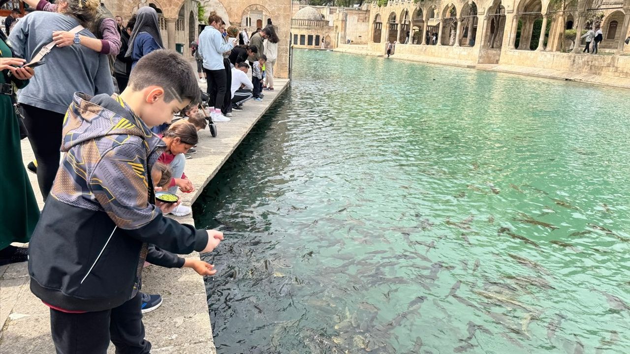Şanlıurfa Balıklıgöl’de Ramazan Bayramı Yoğunluğu