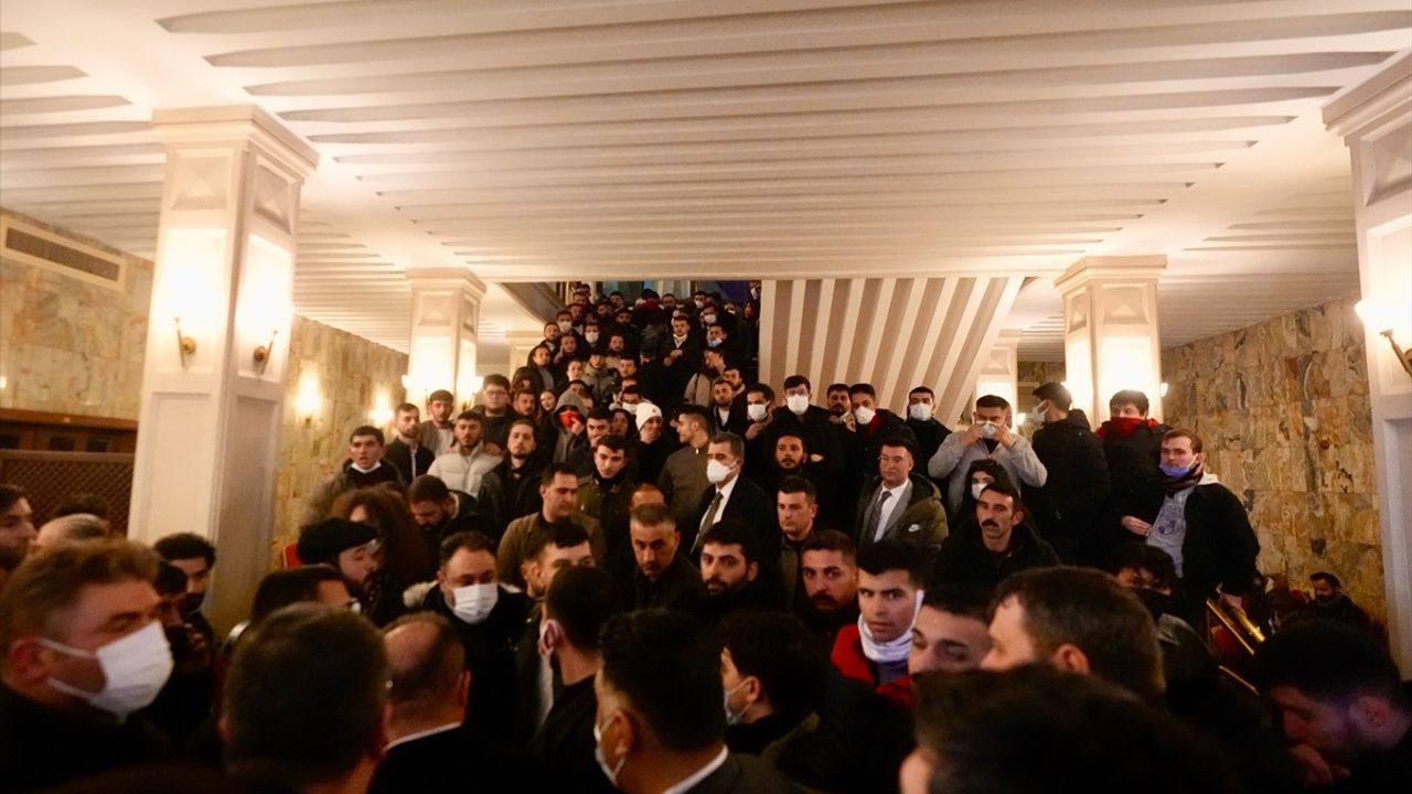 Saraçhane'de İzinsiz Gösteri: İBB Binasına Giriş Yapıldı