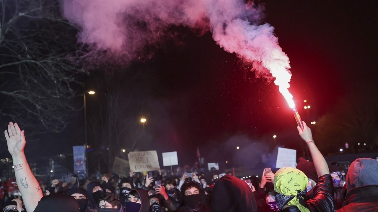 Saraçhane'de İzinsiz Gösteri: Polis Müdahale Etti