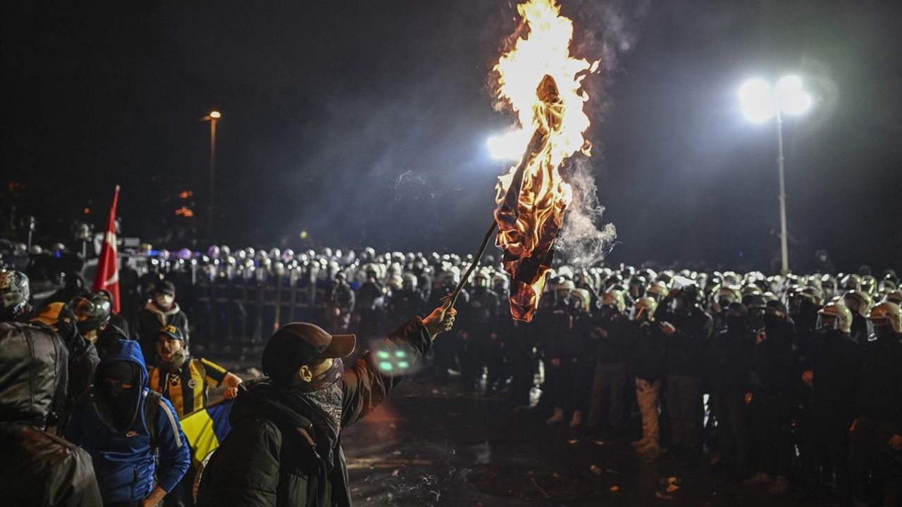 Saraçhane'de İzinsiz Gösteri: Polis Müdahale Etti