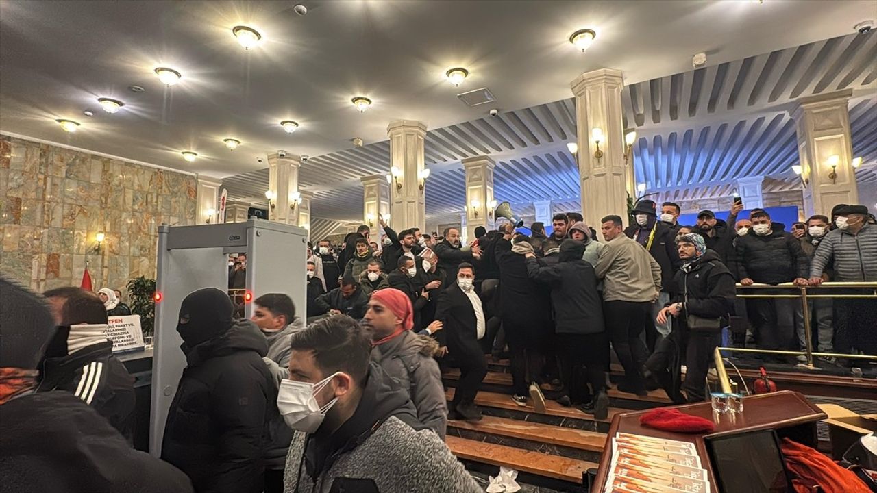 Saraçhane'deki İZİNSİZ Gösteride Eylemciler İBB Binasına Girdi