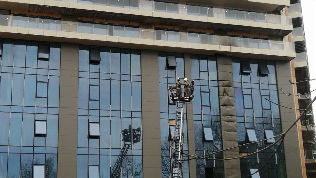 Sarıyer'de 30 Katlı Otel İnşaatında Yangın Panik Yarattı