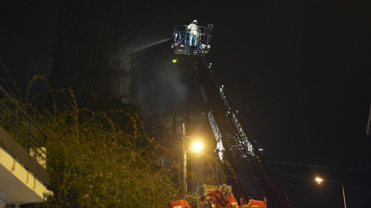 Sarıyer'de Ahşap Bina Yangını Kontrol Altına Alındı