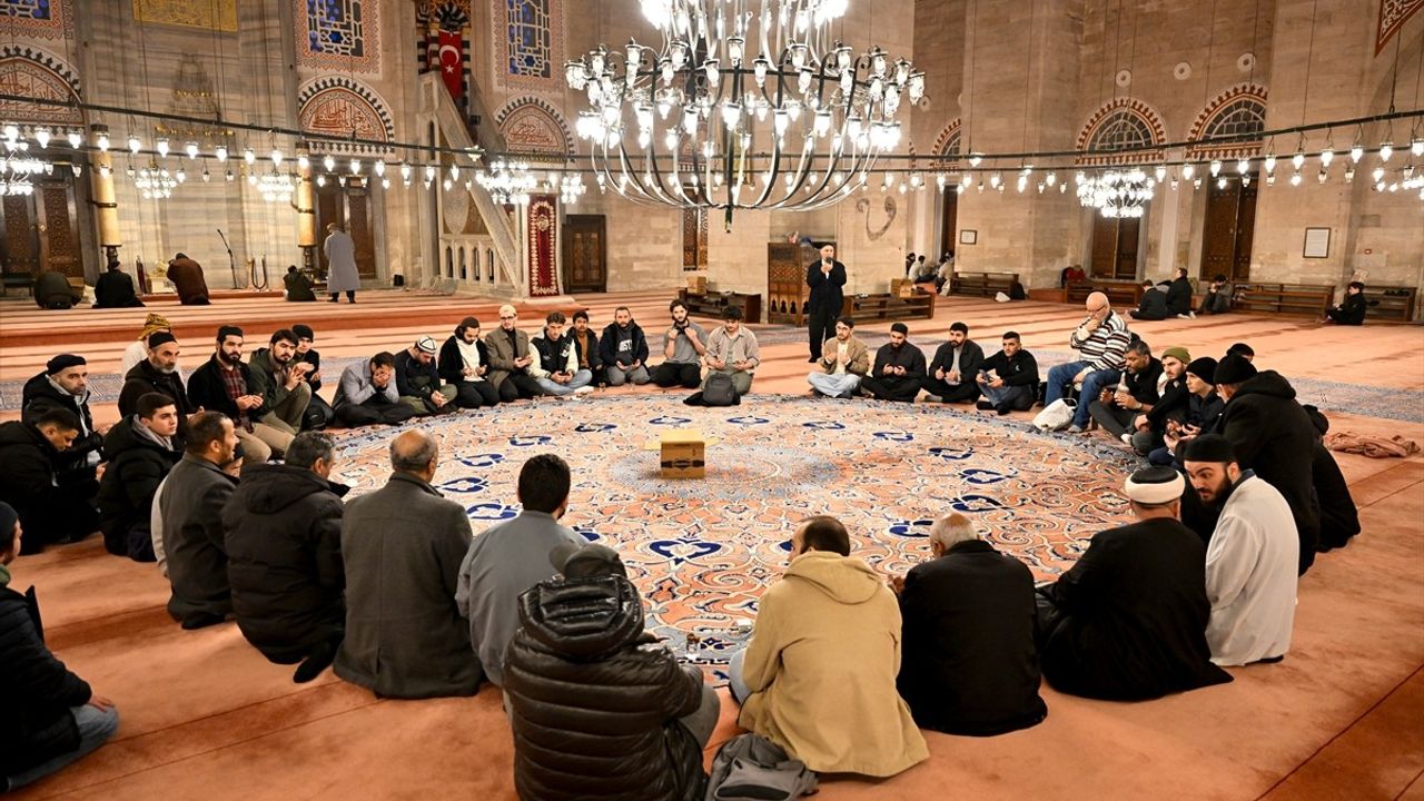 Şehzadebaşı Camisi'nde Tahribata Karşı Nöbet Tutarak Protesto