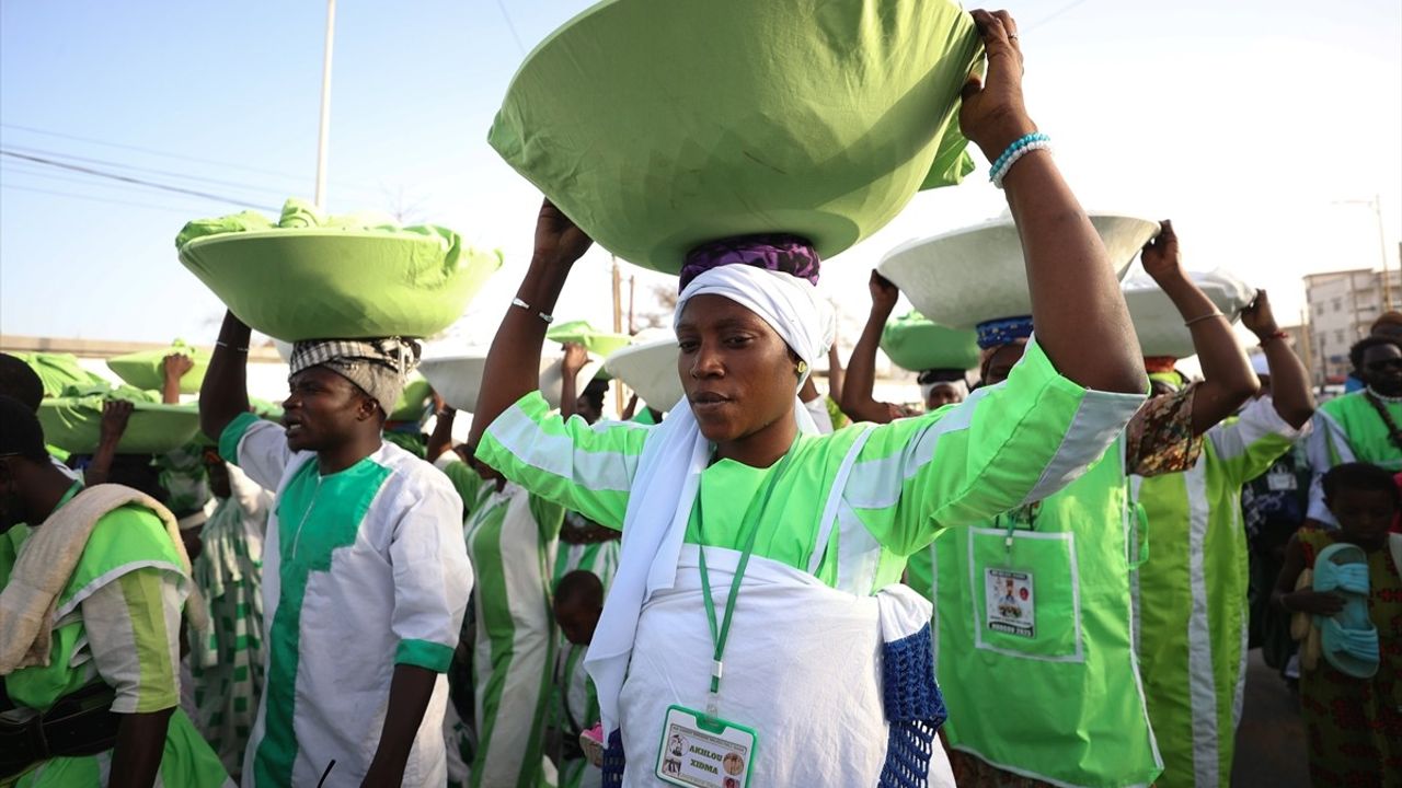 Senegal'de Müridiler İftar Sofralarını İhtiyaç Sahipleriyle Paylaşırken