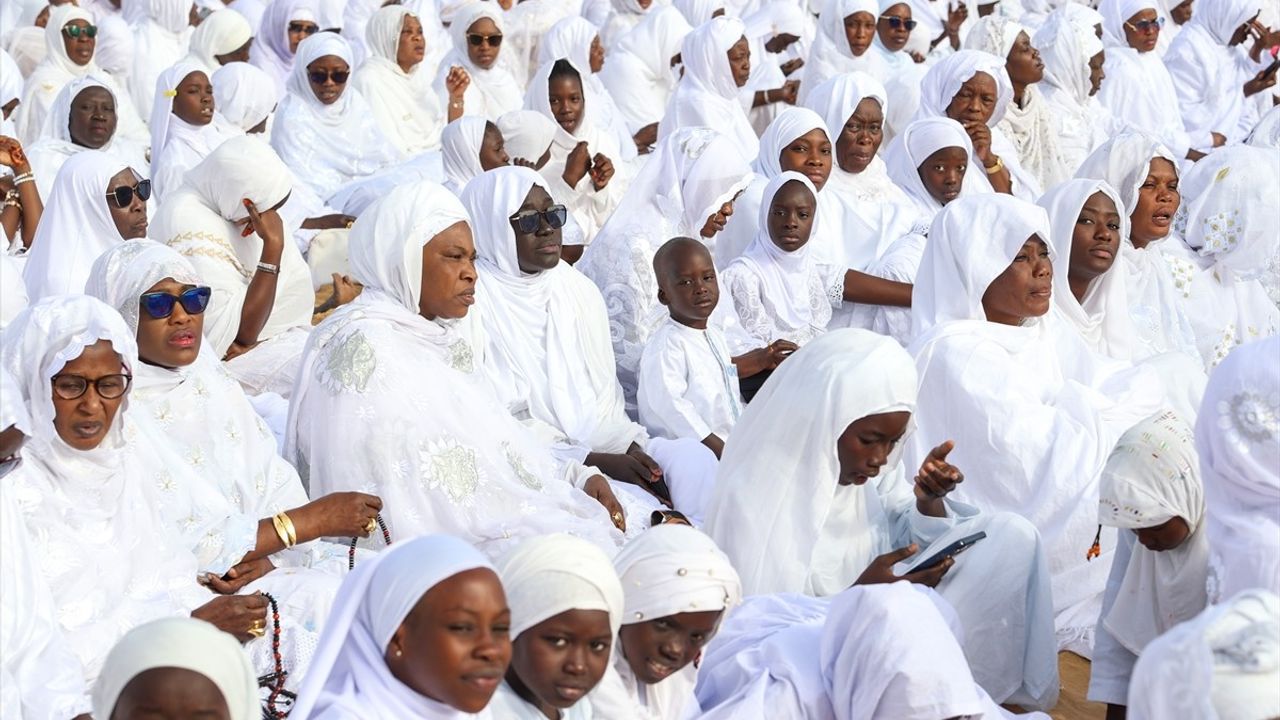 Senegal'de Ramazan Bayramı Namazı Okyus Kenarında Kutlandı