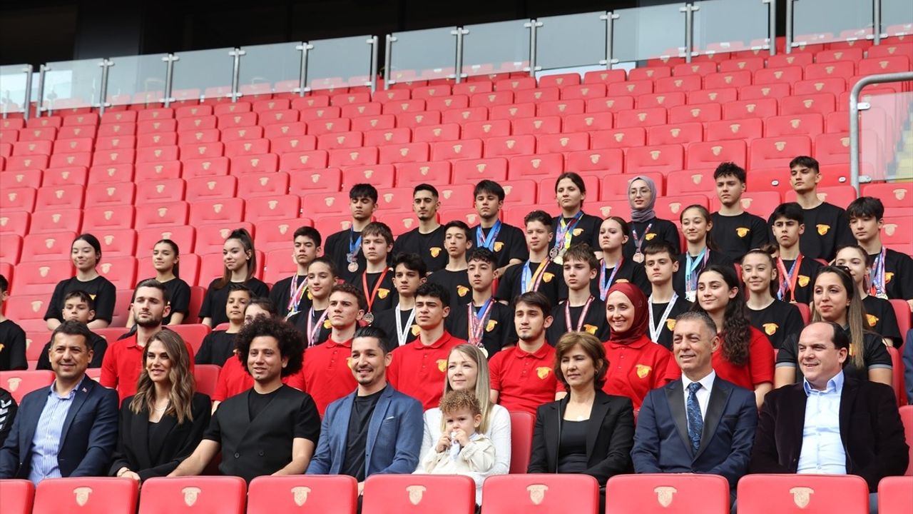 Servet Tazegül ve Serkan Tok Göztepe Tekvando Şubesinde Göreve Başladı
