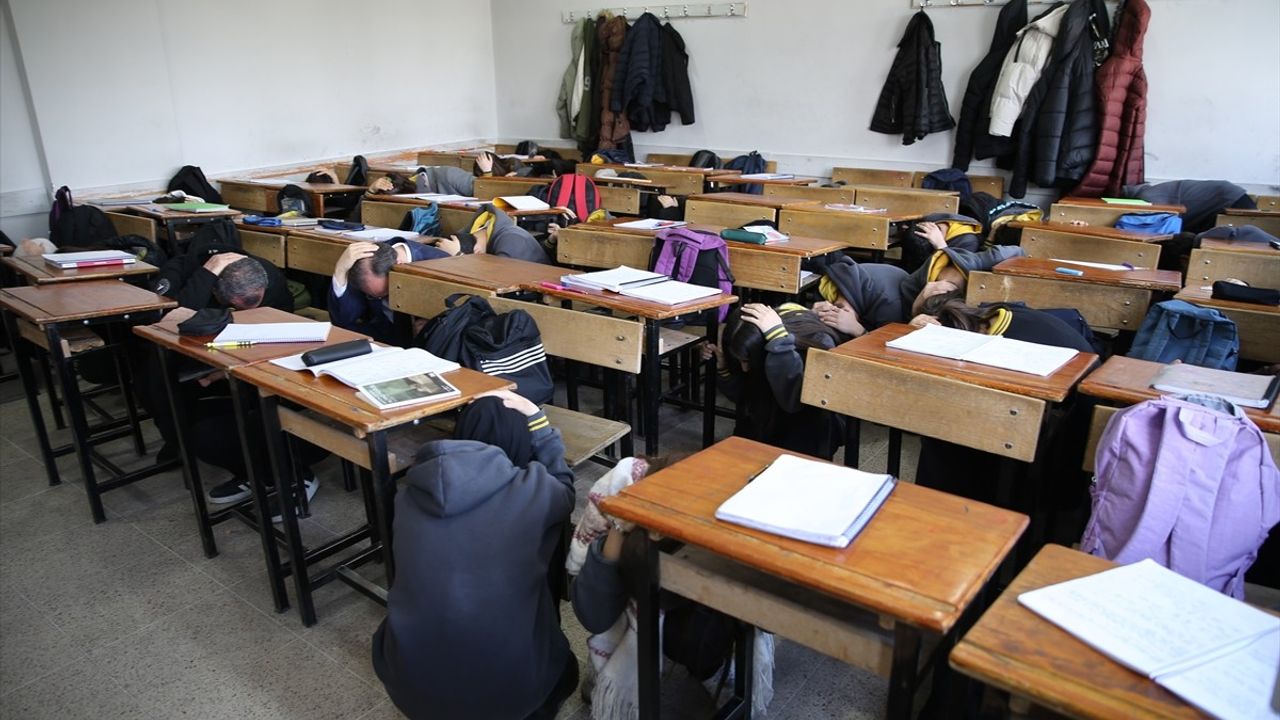 Siirt'te Deprem Haftası Kapsamında Tatbikat Gerçekleştirildi