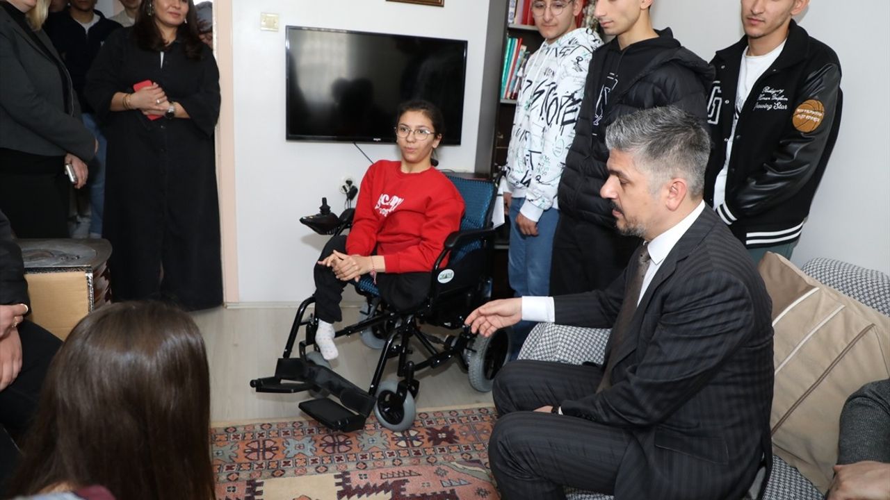 Sınıf Arkadaşlarından Yürüme Engelli Sinem'e Anlamlı Hediye