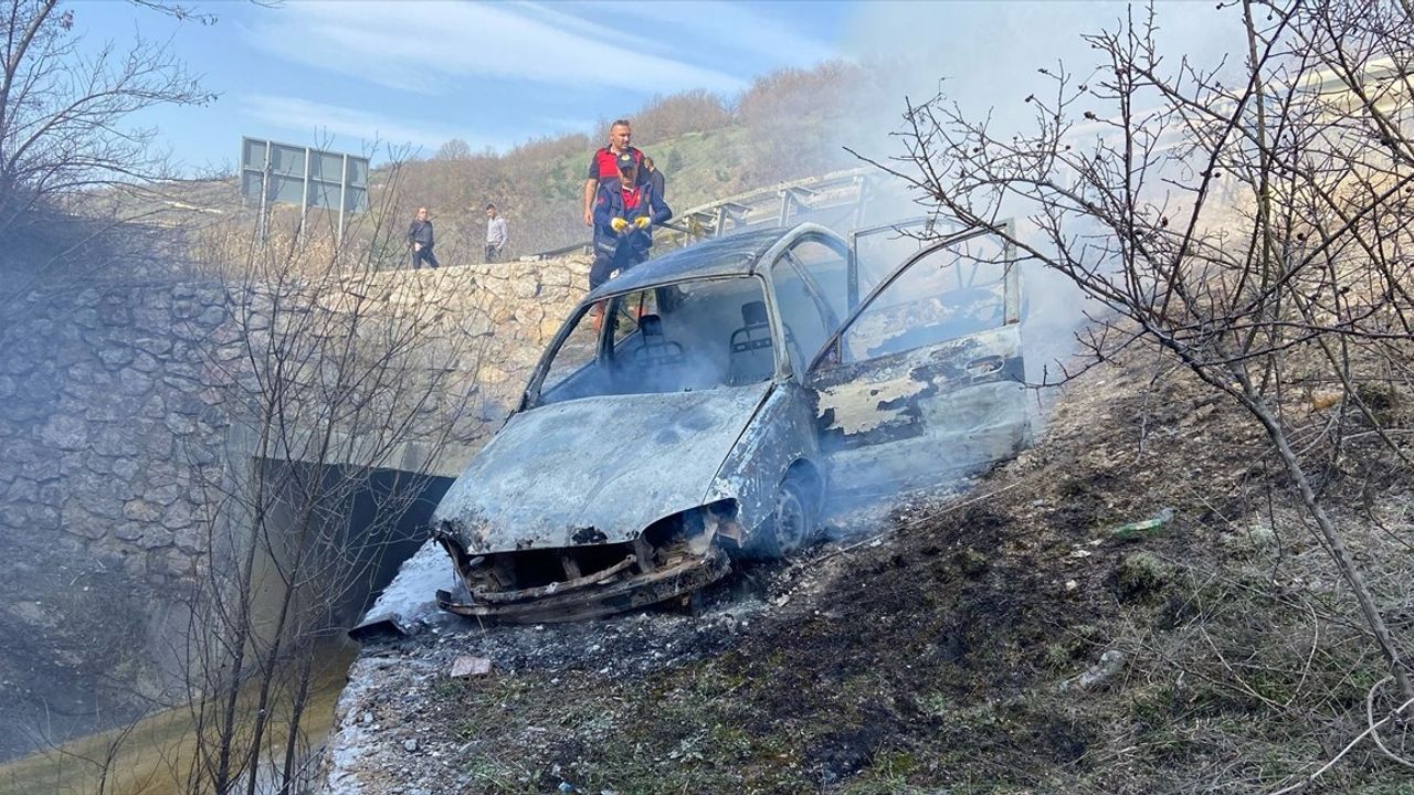 Sinop'ta Bariyere Çarpan Otomobilde 4 Yaralı