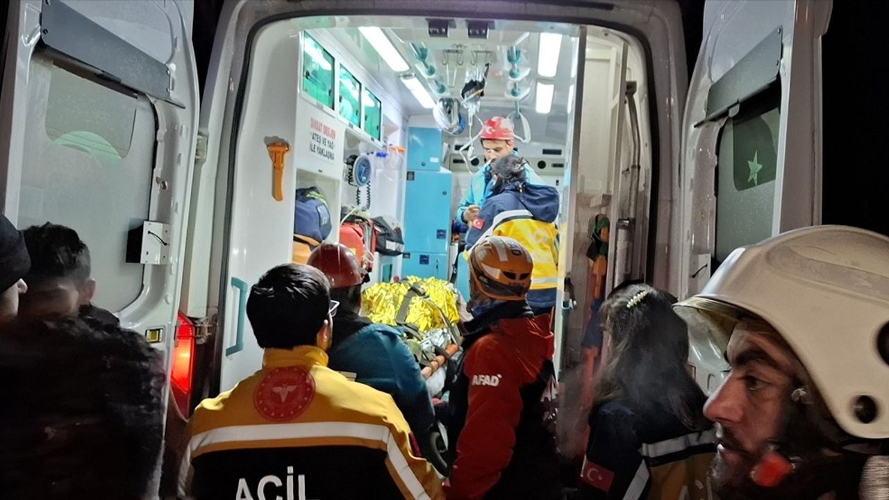 Sinop'ta Heyelan: 3 Ev Yıkıldı, 4 Yaralı Kurtarıldı