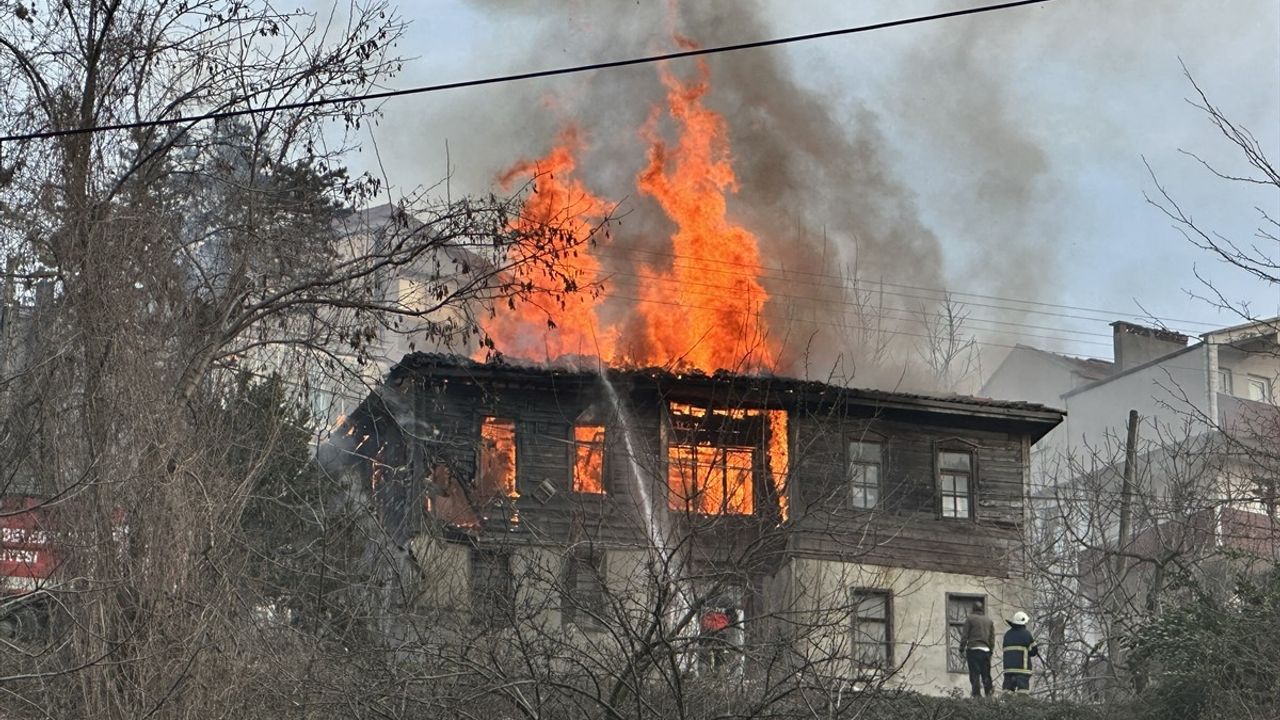 Sinop’ta İki Katlı Ahşap Evde Yangın: Kullanılamaz Hale Geldi