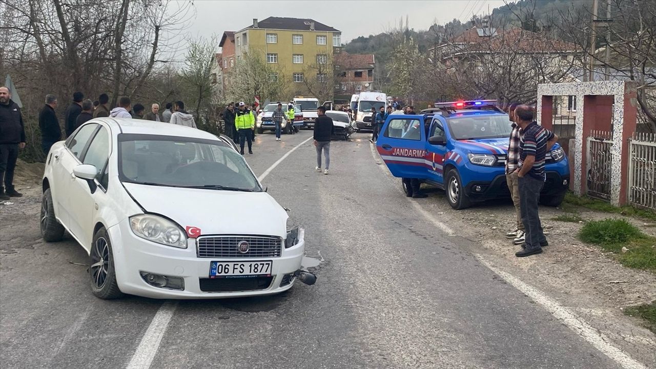 Sinop'ta İki Otomobil Çarpıştı: 7 Yaralı