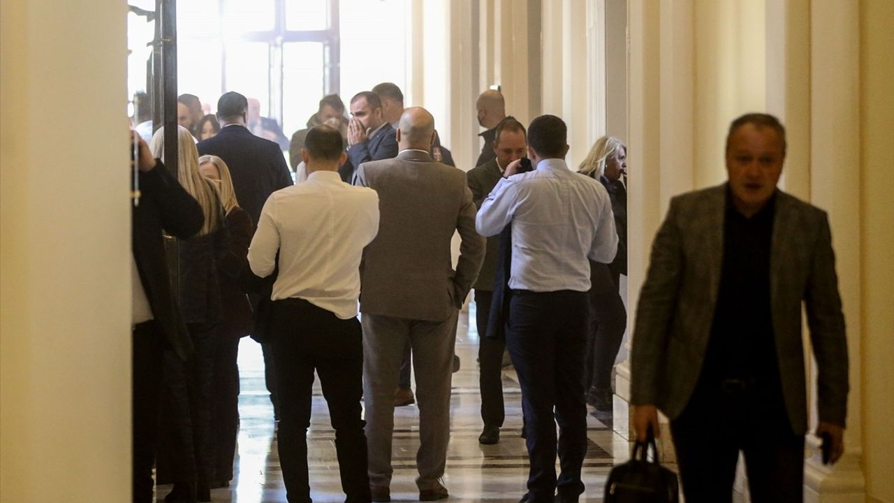 Sırbistan Meclisinde Kavga: Yüzlerce Kişi Toplandı