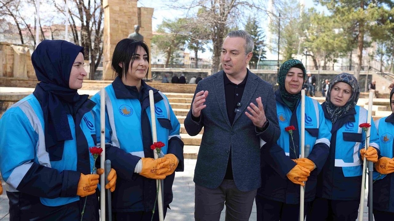Sivas'ta Cadde ve Meydan Temizliği Kadın İşçilere Emanet