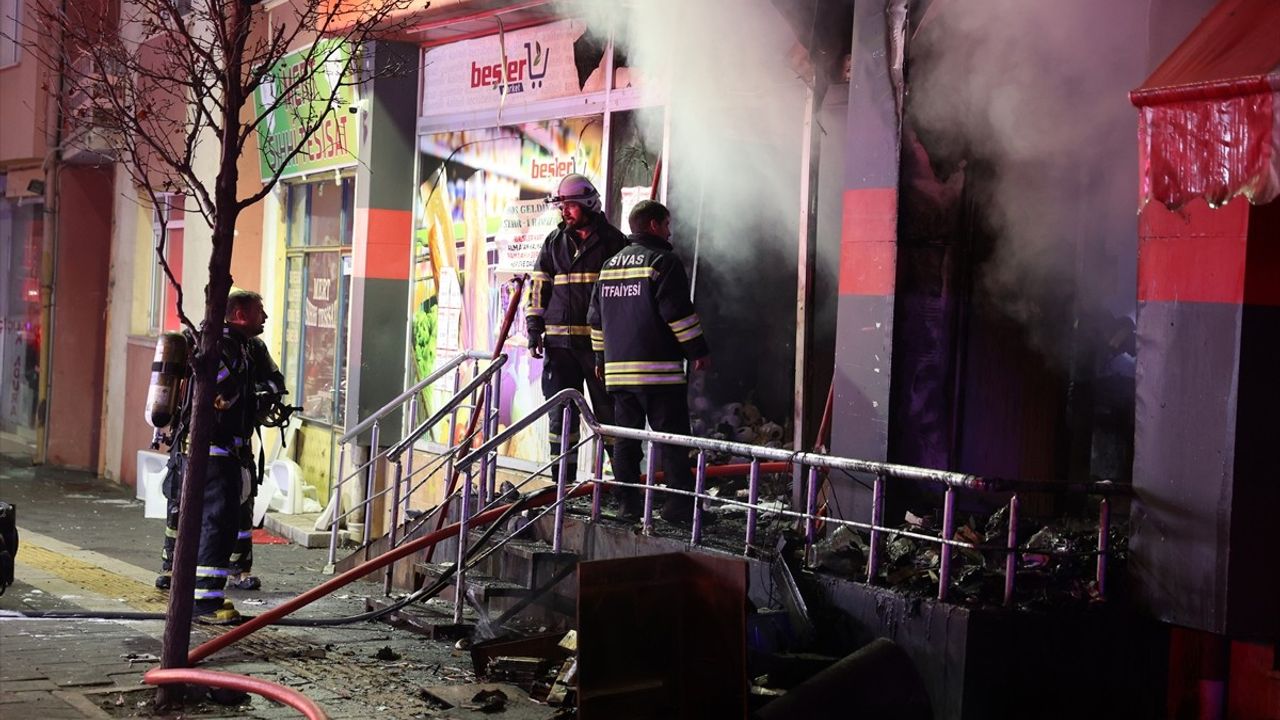 Sivas'ta Market Yangını: Çalışanların İhbarı Ekipleri Harekete Geçirdi