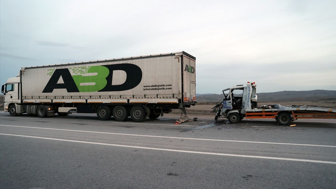 Sivas'ta Trafik Kazası: 3 Yaralı