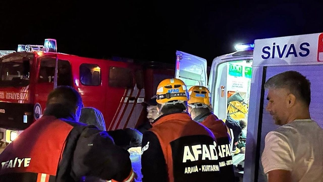 Sivas'ta Yolcu Otobüsü ile Otomobil Çarpıştı: 10 Yaralı