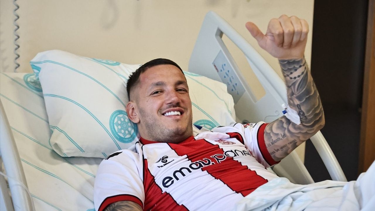 Sivasspor Teknik Direktörü Çalımbay, Rey Manaj'ı Hastanede Ziyaret Etti