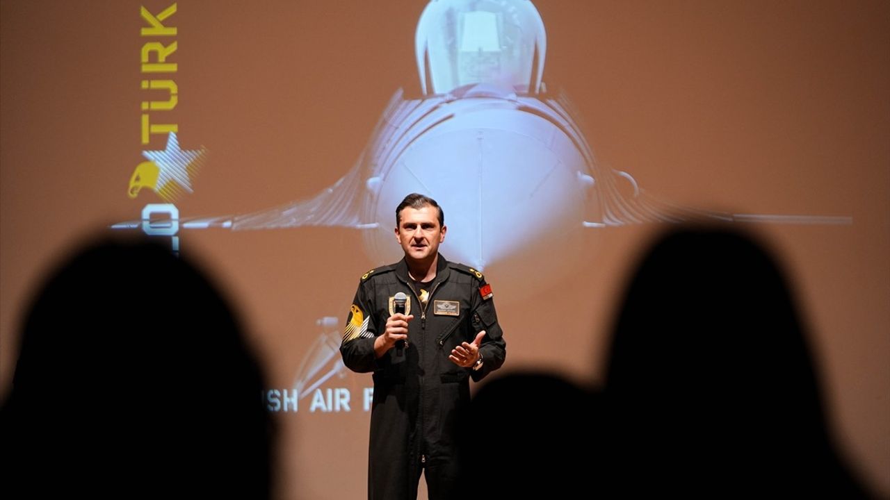 SOLOTÜRK Pilotları İzmir'de Gençlerle Buluştu