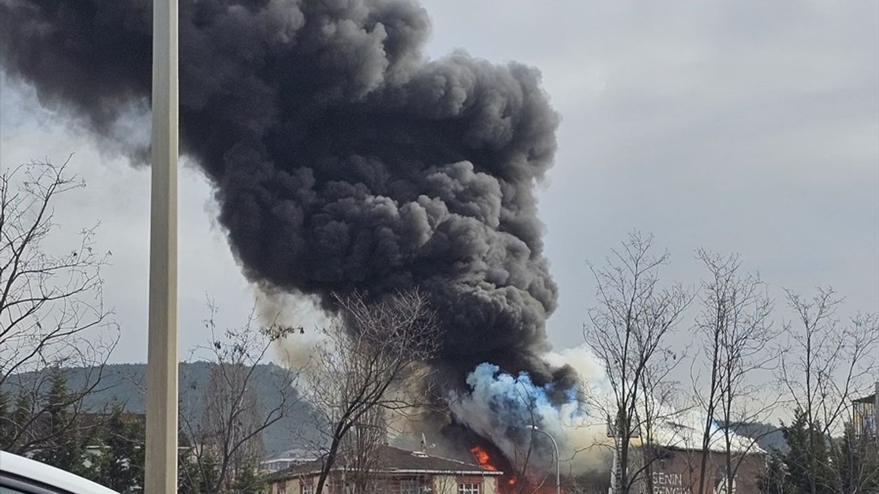 Sultanbeyli'de İş Yerinde Yangın: İtfaiye Ekipleri Olayda