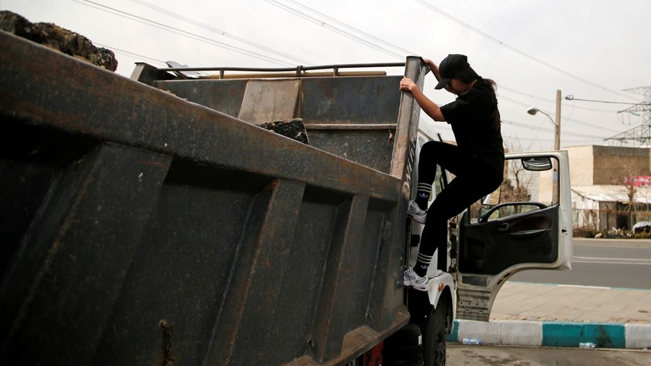 Tahran'da Kadın Kamyon Şoförü Hemcinslerine İlham Veriyor