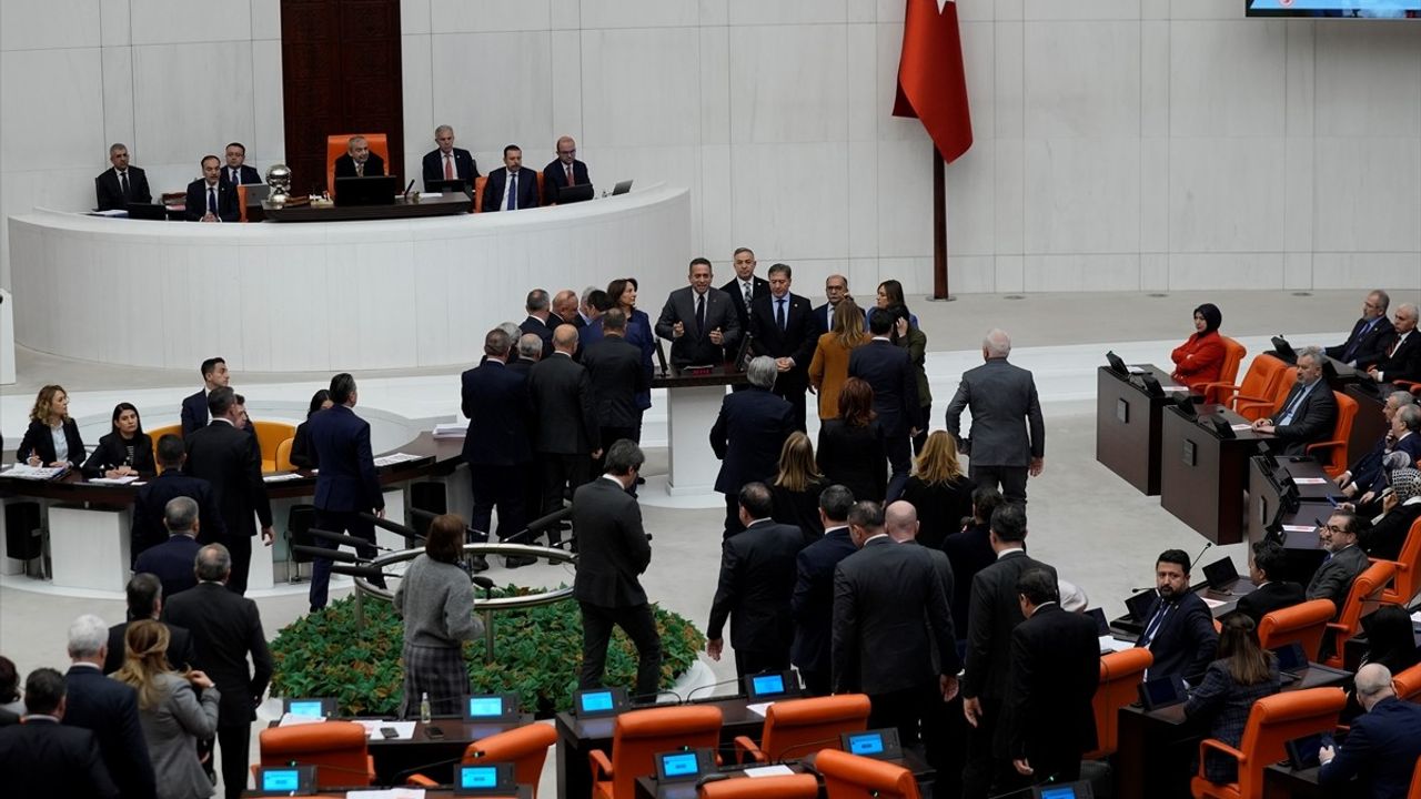 TBMM Genel Kurulu, CHP'nin Kürsü İşgali Nedeniyle Kapandı