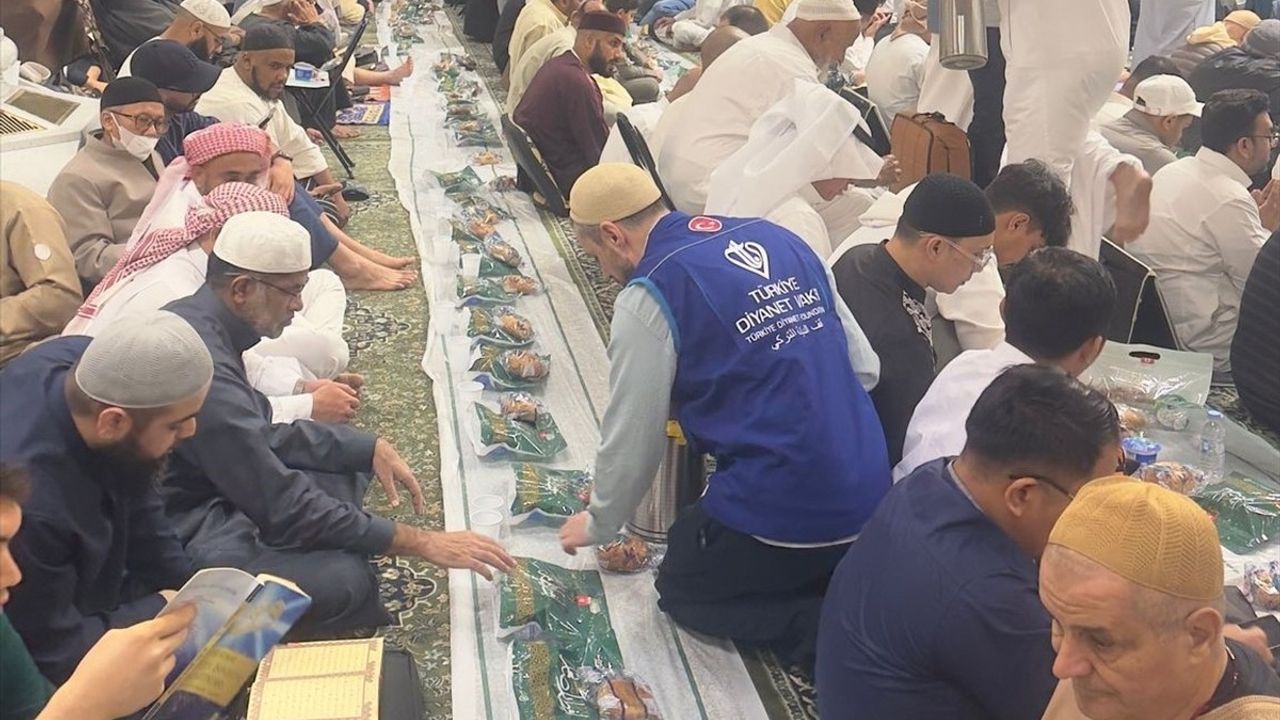 TDV, Haremeyn Bölgesinde 60 Bini Aşkın Kişiye Ramazan Yardımı Ulaştırıyor