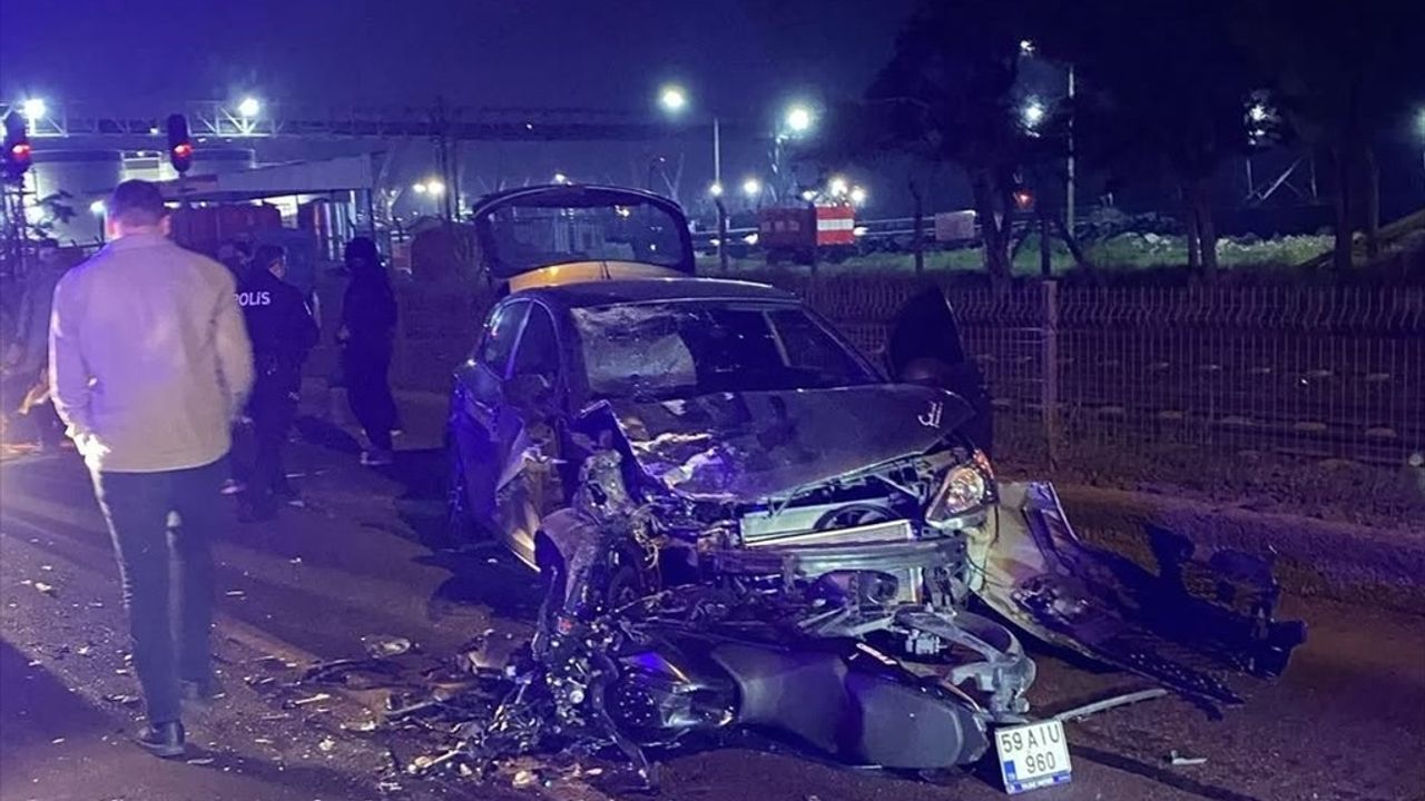 Tekirdağ'da Otomobil ve Motosiklet Çarpıştı: 2 Yaralı