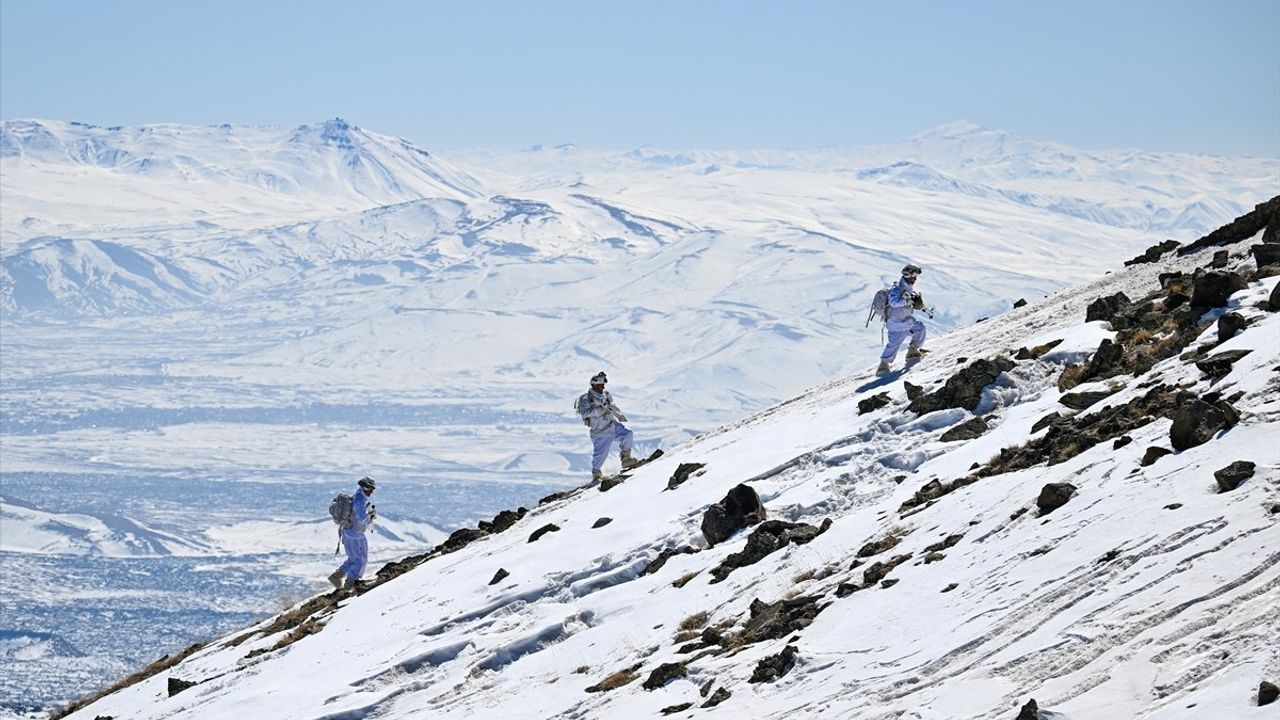Tendürek Dağı'nda Jandarma Timleri Bayramda Görevde