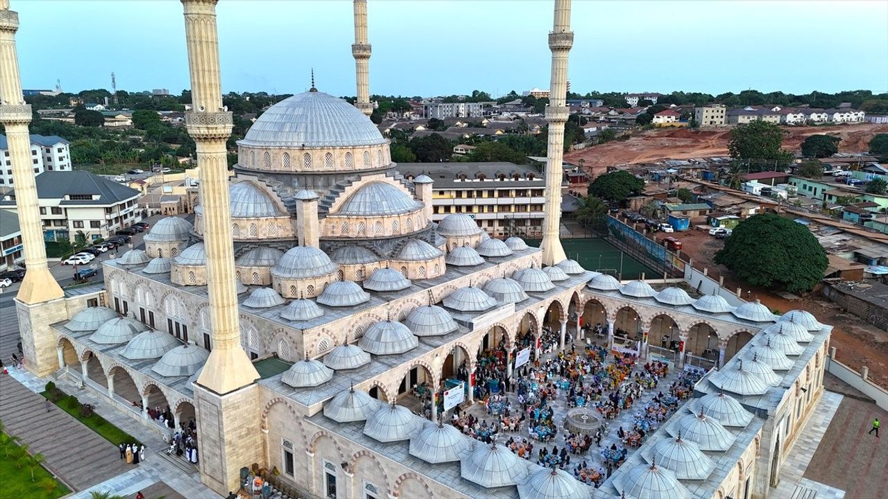 TİKA Ramazan'da Gıda Yardımları ve İftar Programlarıyla Dünyaya Umut Oluyor