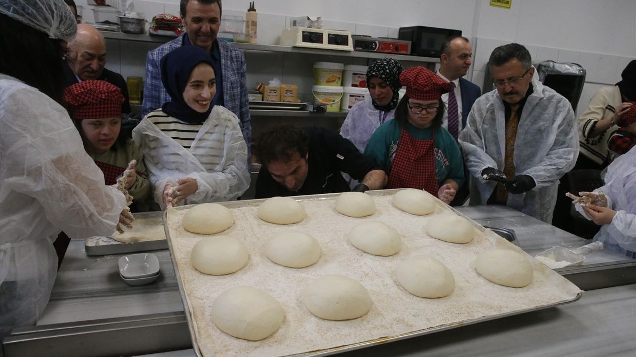 Tokat'ta Down Sendromlu Çocuklar Ramazan Pidesi Yapıyor