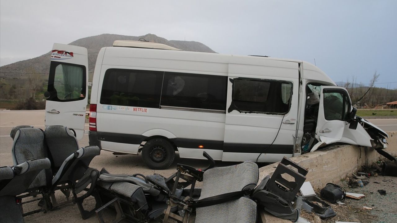 Tokat'ta İşçi Servisi İstinat Duvarına Çarptı: 15 Yaralı