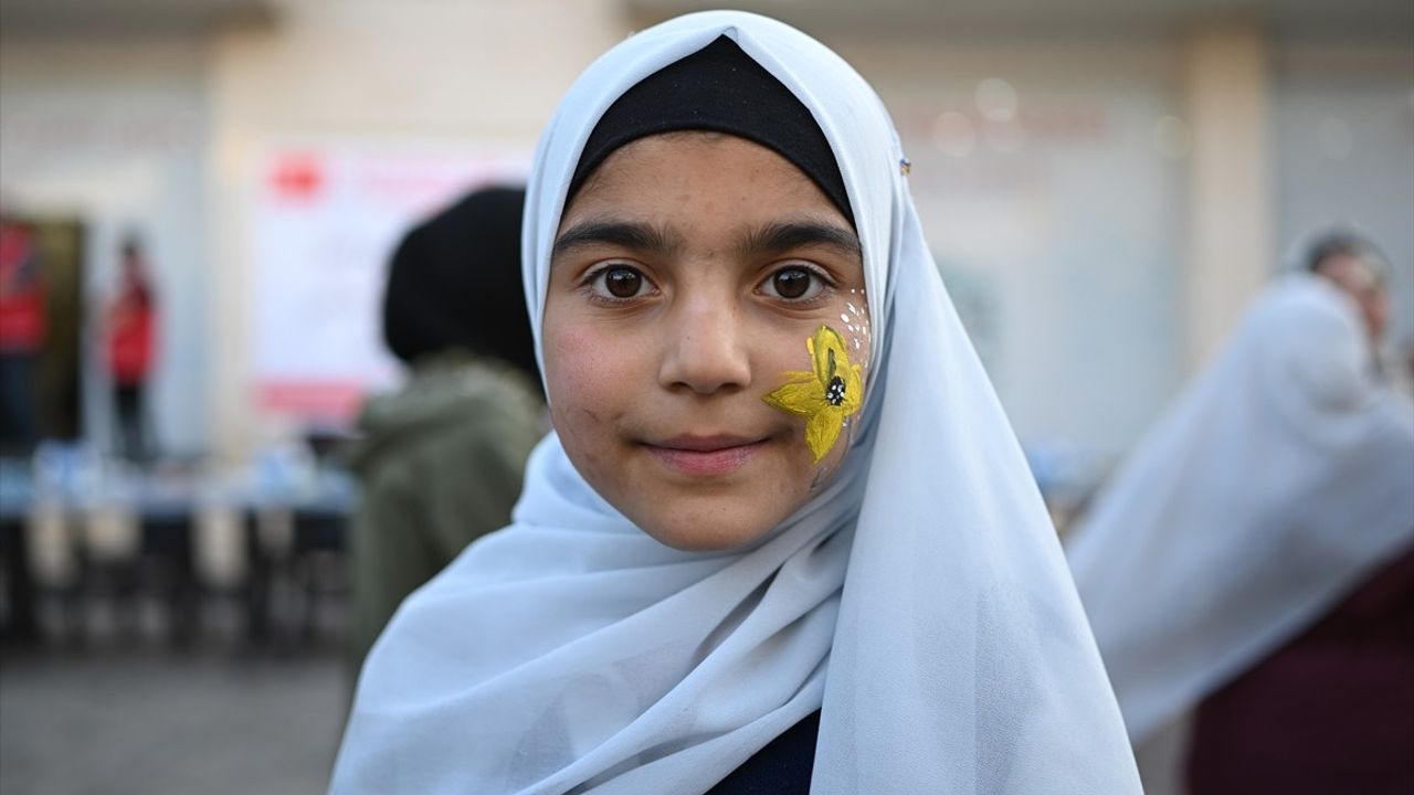 Türk Kızılay'dan Suriye'ye Uzanan Yardımla Yetim Çocukların Yüzü Güldü