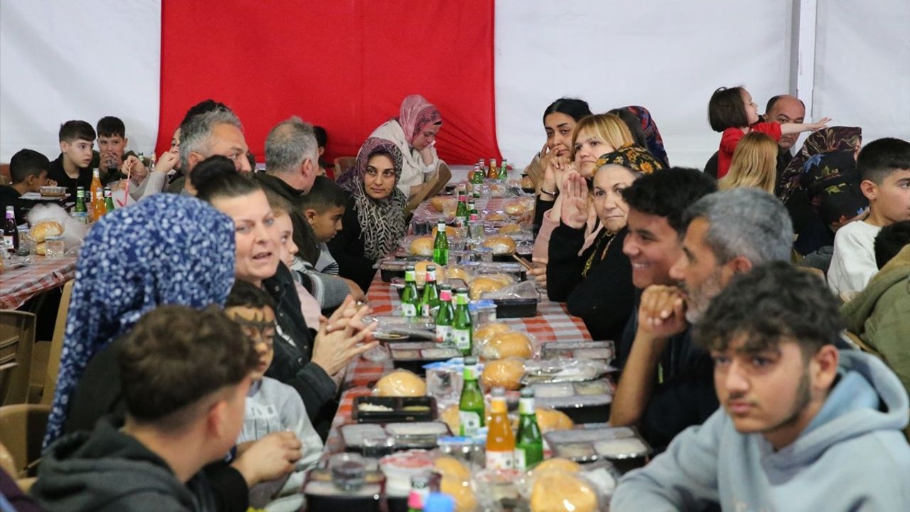 Türk Kızılay Genel Başkanı Yılmaz, Hatay'da Depremzedelerle İftar Yemeği Yedi
