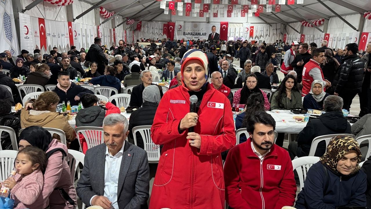 Türk Kızılay Genel Başkanı Yılmaz, Kahramanmaraş'ta Depremzedelerle İftar Yaptı