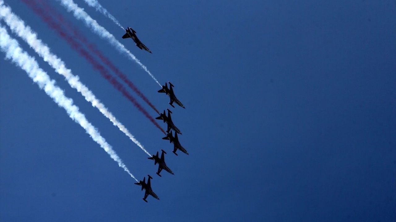 Türk Yıldızları, Çanakkale'de Selamlama Uçuşu Gerçekleştirdi