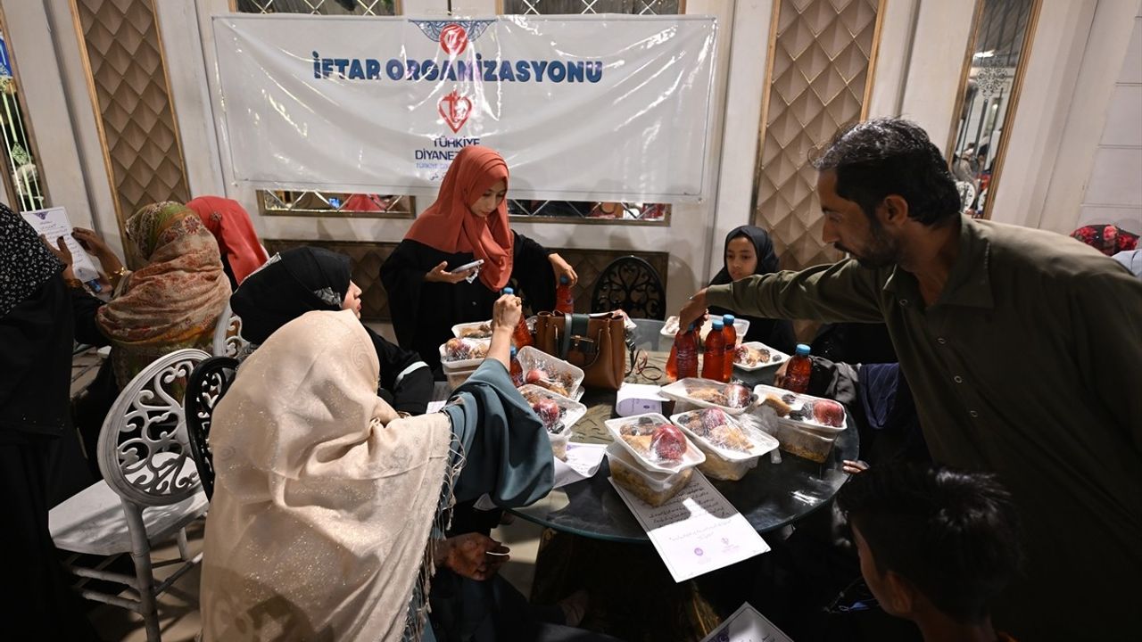Türkiye Diyanet Vakfı, Pakistan'da Anlamlı İftar Programı Düzenledi