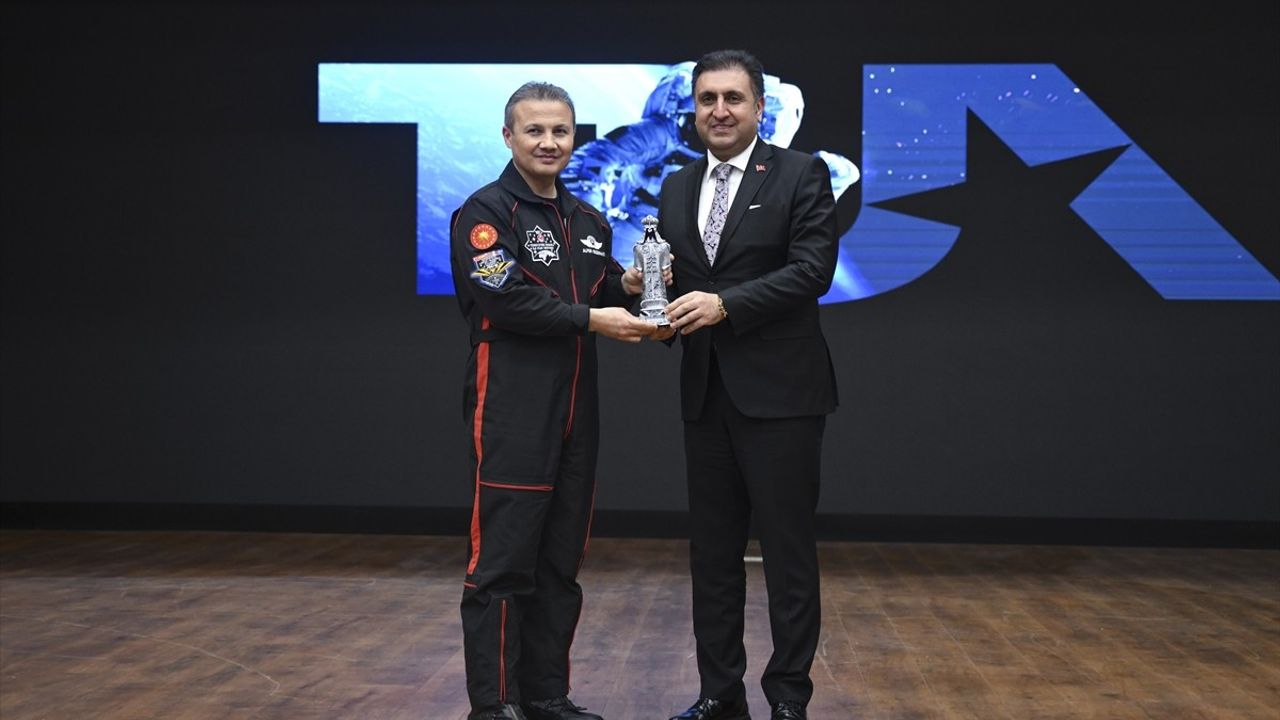 Türkiye'nin İlk Astronotu Alper Gezeravcı, İstanbul'da Öğrencilerle Buluştu