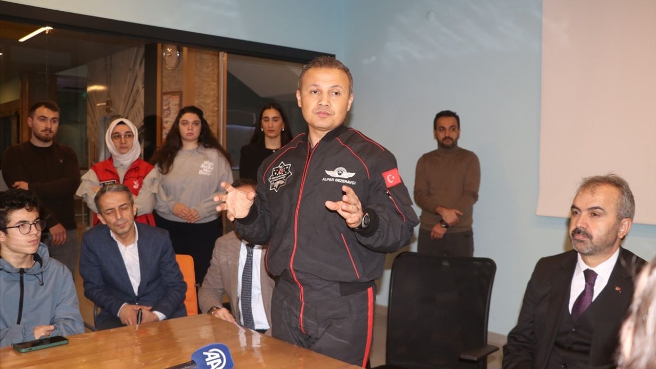 Türkiye'nin İlk Astronotu Alper Gezeravcı, Rize'de DENEYAP Öğrencileriyle Buluştu