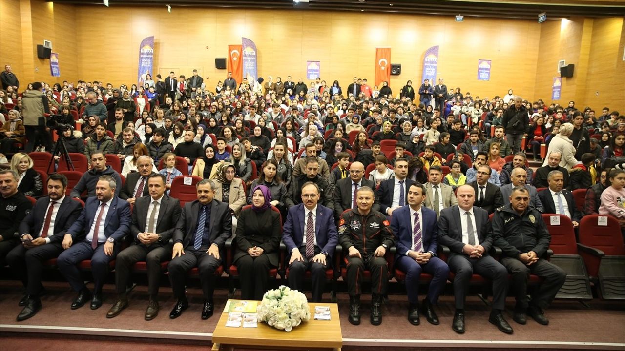 Türkiye'nin İlk Astronotu Alper Gezeravcı, Siirt'te Öğrencilere Uzay Yolculuğunu Anlattı