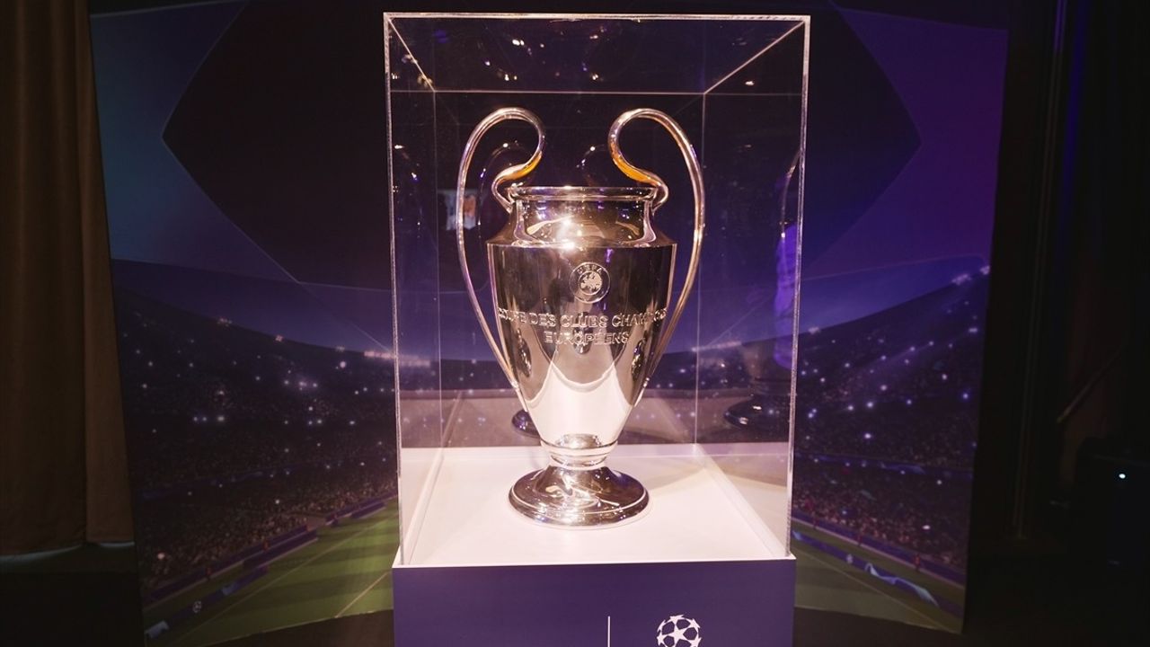 UEFA Şampiyonlar Ligi Kupası İstanbul'da Futbolseverlerle Buluştu