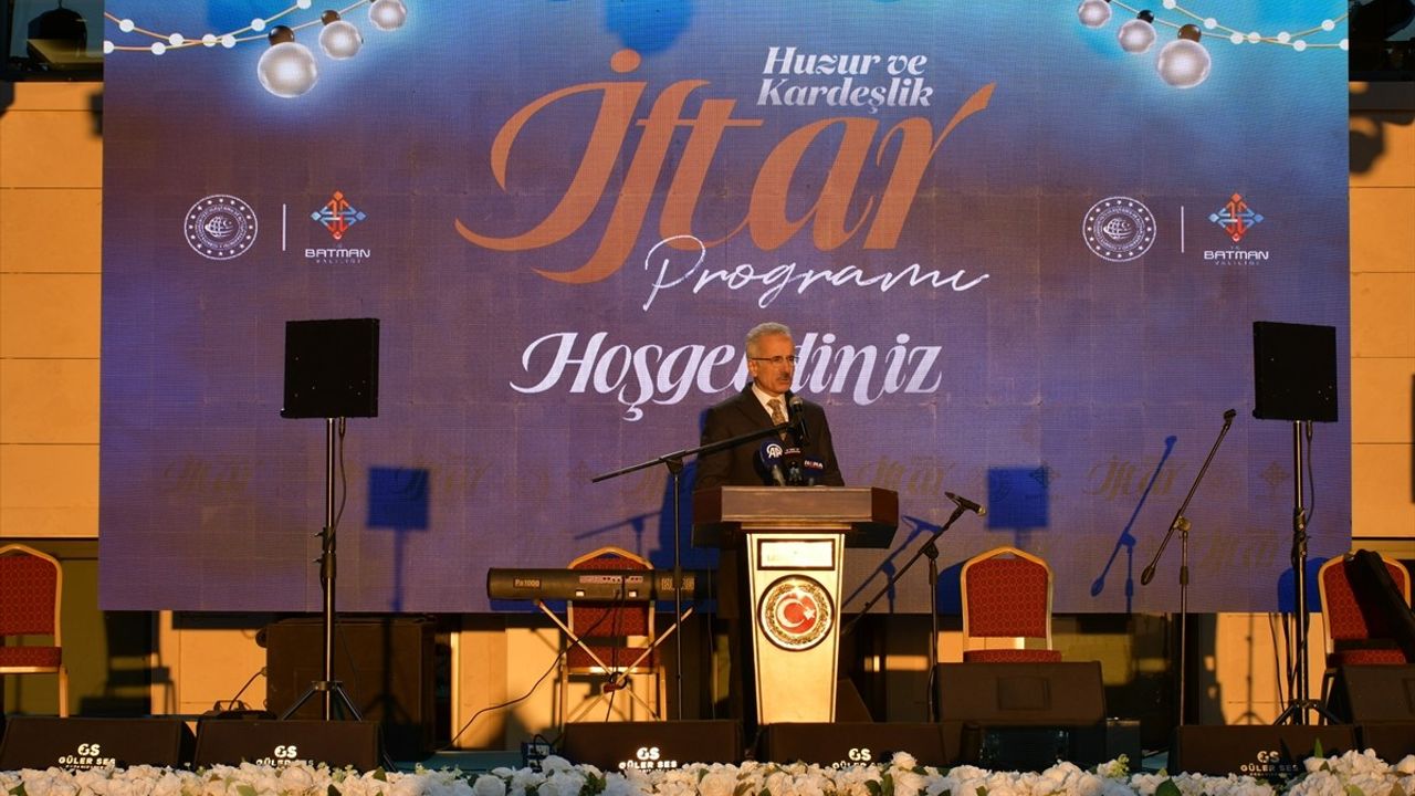 Ulaştırma Bakanı Uraloğlu, Batman'da Huzur ve Kardeşlik İftar Programı'na Katıldı