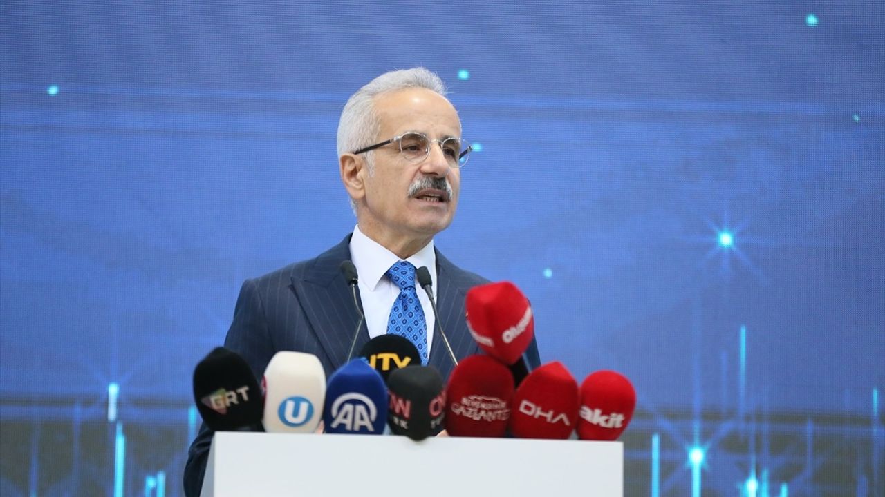 Ulaştırma Bakanı Uraloğlu Gaziantep'te Yerli Elektrikli Tren Setlerini Tanıttı