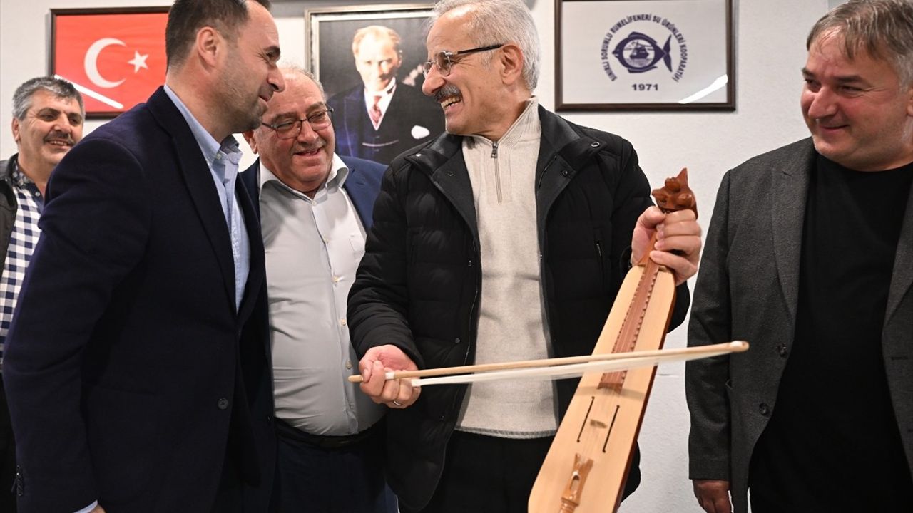 Ulaştırma ve Altyapı Bakanı Uraloğlu, Balıkçılarla Sahurda Buluştu